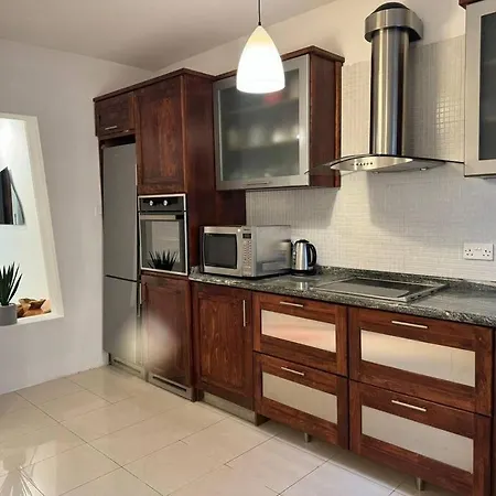 アパート Amery 3 Bedroom In スリーマ